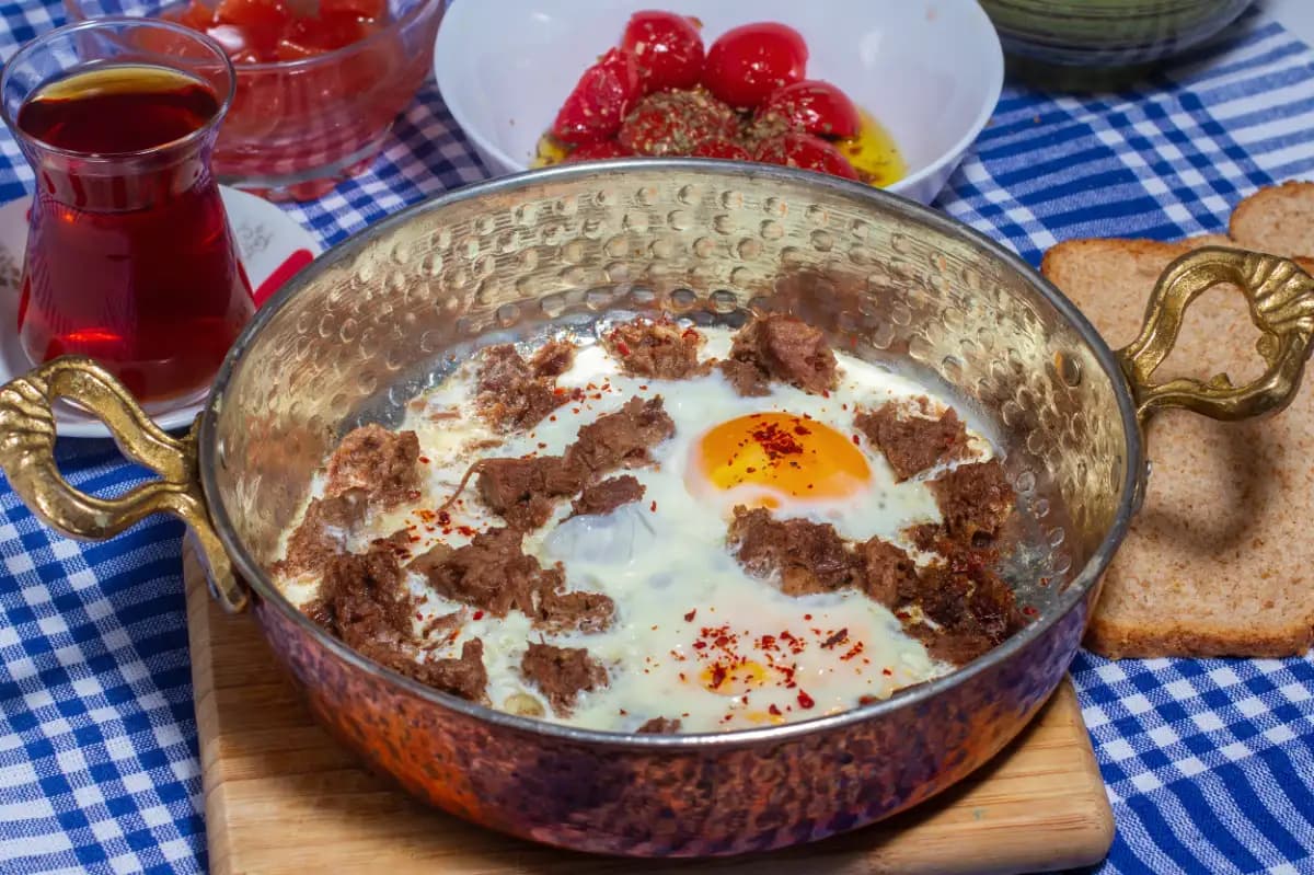 Sahanda Kavurmalı Yumurta