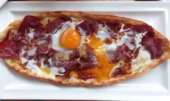 Pastırmalı Yumurtalı Pide