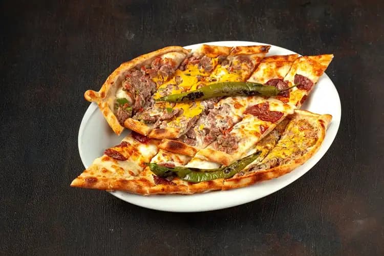 Karışık Pide (Kıyma, Kuşbaşı, Kaşar, Sucuk)