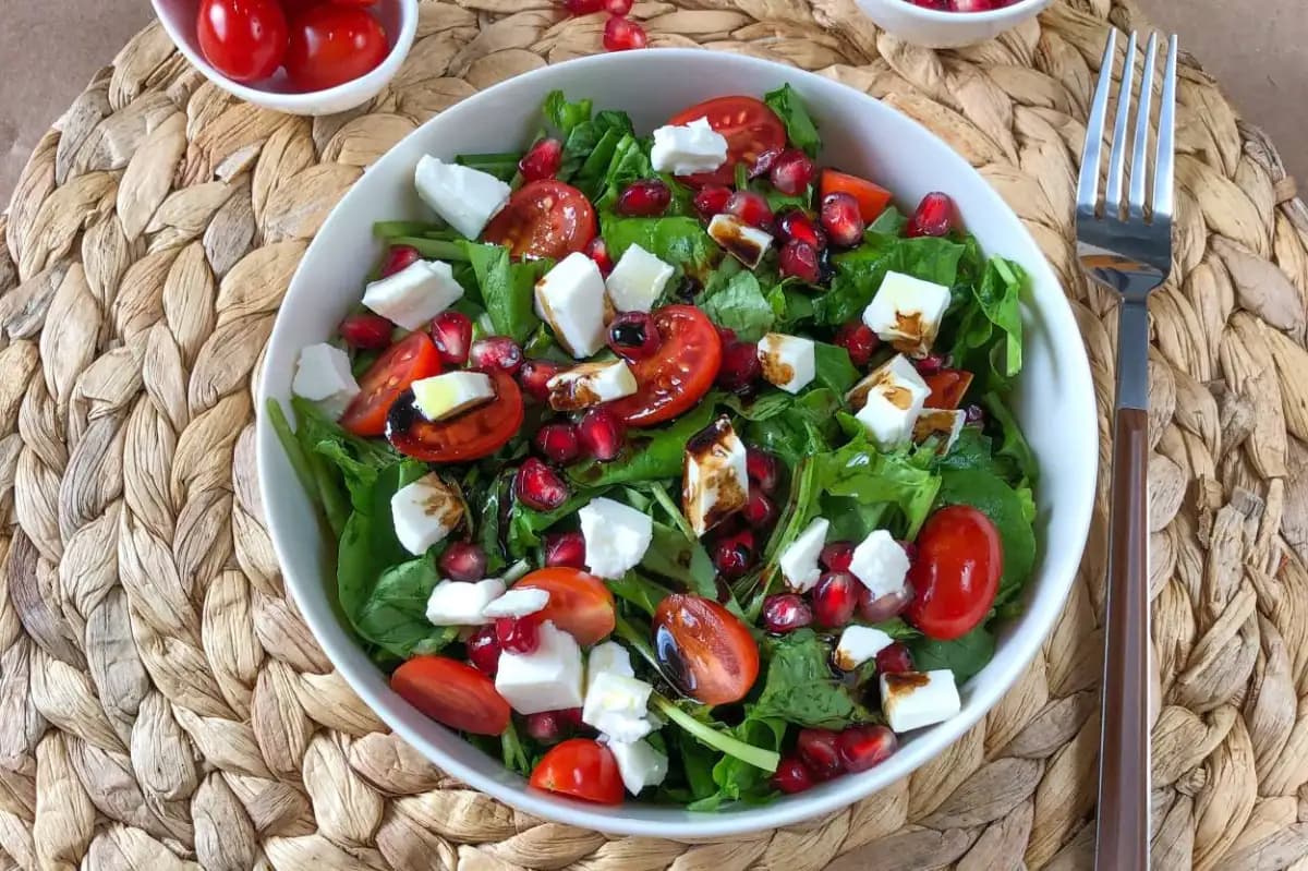 Roka Salatası (Roka, Domates, Soğan, Salatalık)