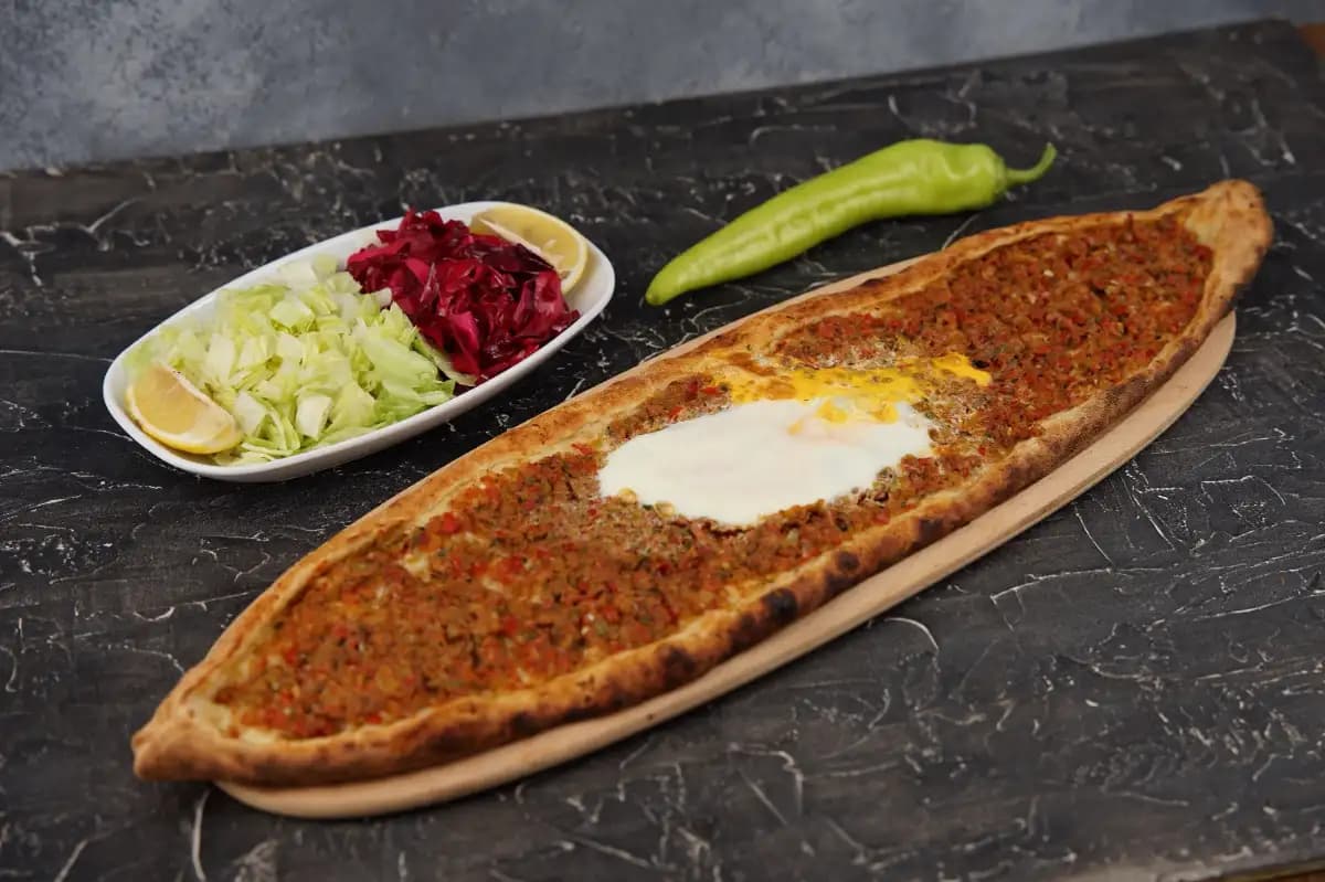 Kıymalı Yumurtalı Pide